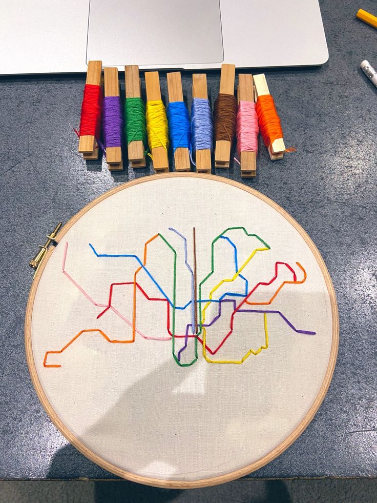 M'encanta el brodat i, com podeu veure per aquesta web, també m'encanten els mapes i els colors del metro. Així que sí, projecte força obvi de fer.